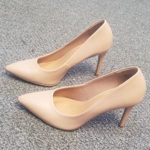 Beige heels size 7 1/2 W